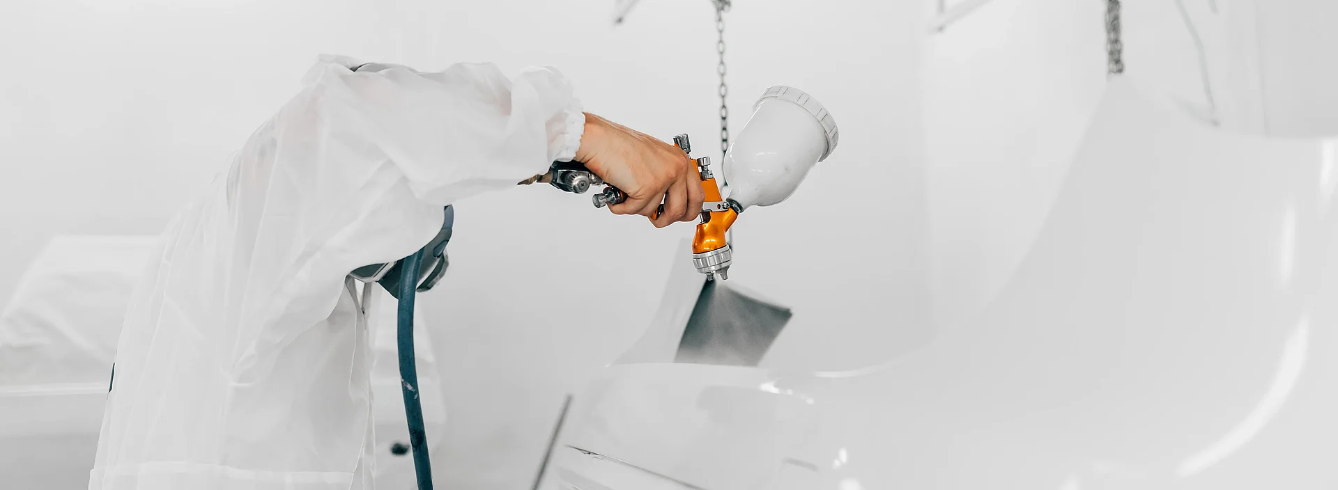 Person lackiert ein Auto als Beispiel für die Nutzung von CO₂-basierten Rohstoffen in Beschichtungen und Lacken.
