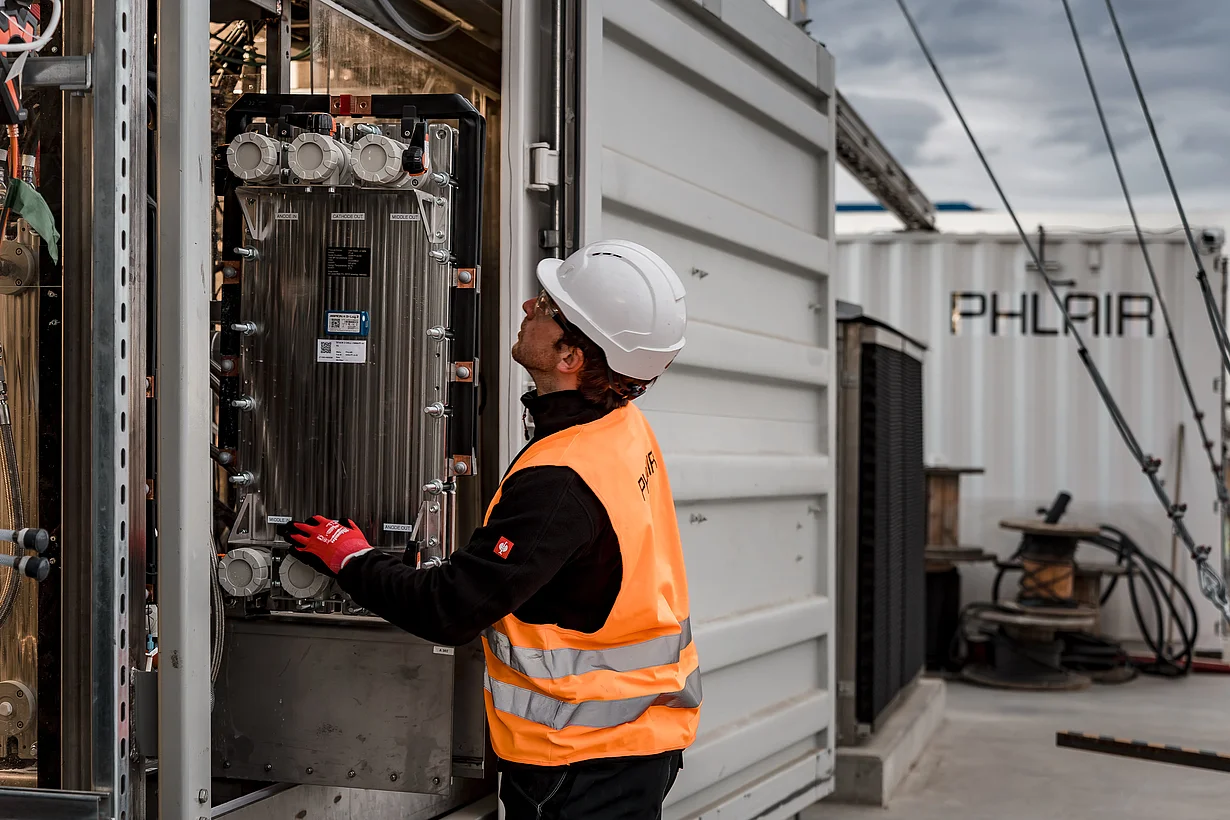 Montagearbeiten an der Phlair DAC-Anlage.