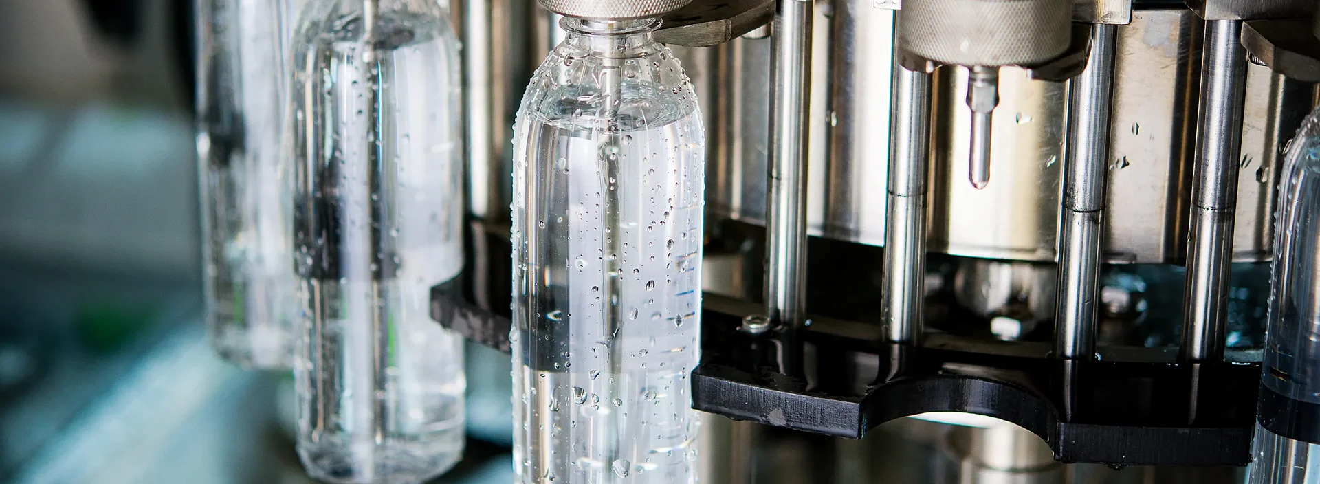 Abfüllung von kohlensäurehaltigem Wasser als Beispiel für die Nutzung von CO₂ in Lebensmitteln.