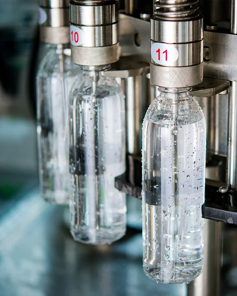 Abfüllung von kohlensäurehaltigem Wasser als Beispiel für die Nutzung von CO₂ in Lebensmitteln.